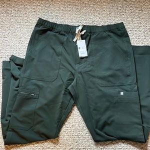 Figs Dark Moss men’s Cargo Scrub Pants